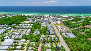 On the beach - Teal Dreams by Avantstay 3 Blocks to Beach, Back Patio Seating (Santa Rosa Beach)