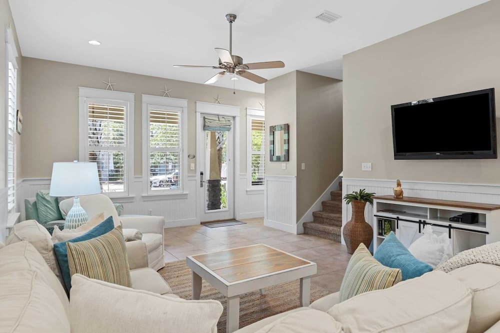 Teal Dreams by Avantstay 3 Blocks to Beach, Back Patio Seating - Choctawhatchee Bay, FL
