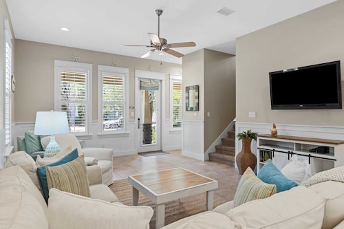 Teal Dreams by Avantstay 3 Blocks to Beach, Back Patio Seating