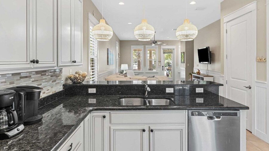 Teal Dreams by Avantstay 3 Blocks to Beach, Back Patio Seating