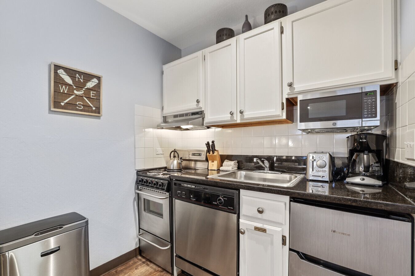 Réfrigérateur, micro-ondes, four, plaque de cuisson