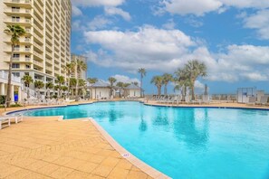 Een binnenzwembad en een verwarmd zwembad