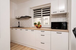 Coffee/tea maker, fridge, microwave, stovetop