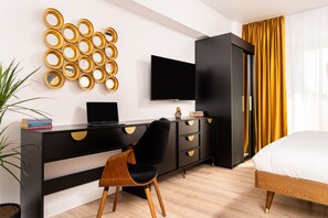 1 habitación, escritorio, tabla de planchar con plancha y wifi 