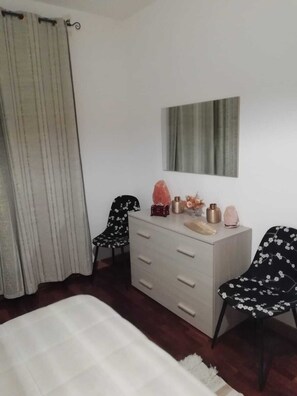 2 soverom, skrivebord, strykejern/-brett og wi-fi