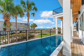 Una piscina al aire libre, una piscina climatizada