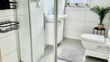 Haartrockner, Handtücher, Seife, Toilettenpapier