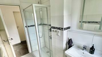 Haartrockner, Handtücher, Seife, Toilettenpapier