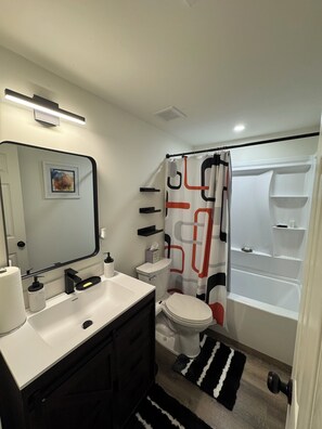 Asciugacapelli, asciugamani, sapone, shampoo