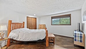 5 bedrooms, iron/ironing board, WiFi, bed sheets