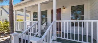Cozy Anchor Inn #1, 1-bedroom retreat in the heart of Boca Grande.- Sleeps 4 - Pool
