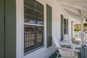 Terrace/patio - Historic Anchor Inn #4 - Pool - Boca Grand in Town - Sleeps 6 (Boca Grande)