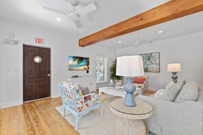 TV - Historic Anchor Inn #4 - Pool - Boca Grand in Town - Sleeps 6 (Boca Grande)