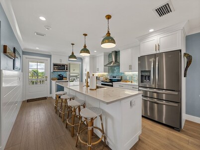 Experience luxury at Unit 84, a stunning 2-bedr 2-bath Gulf view condo in Boca Grande