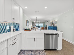 Kylskåp, mikrovågsugn, ugn och spishäll