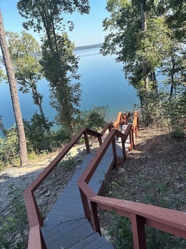 G & P Properties boasts a spacious 5-bedroom house in peaceful Greers Ferry