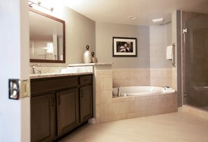 ヘアドライヤー、タオル、石鹸、トイレットペーパー