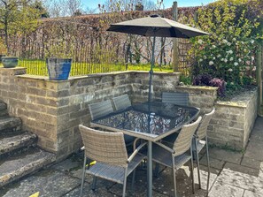 Outdoor dining - 3 bedroom accommodation in Bishops Castle (Bishops Castle)