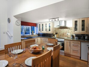 Dining - 3 bedroom accommodation in Bishops Castle (Bishops Castle)