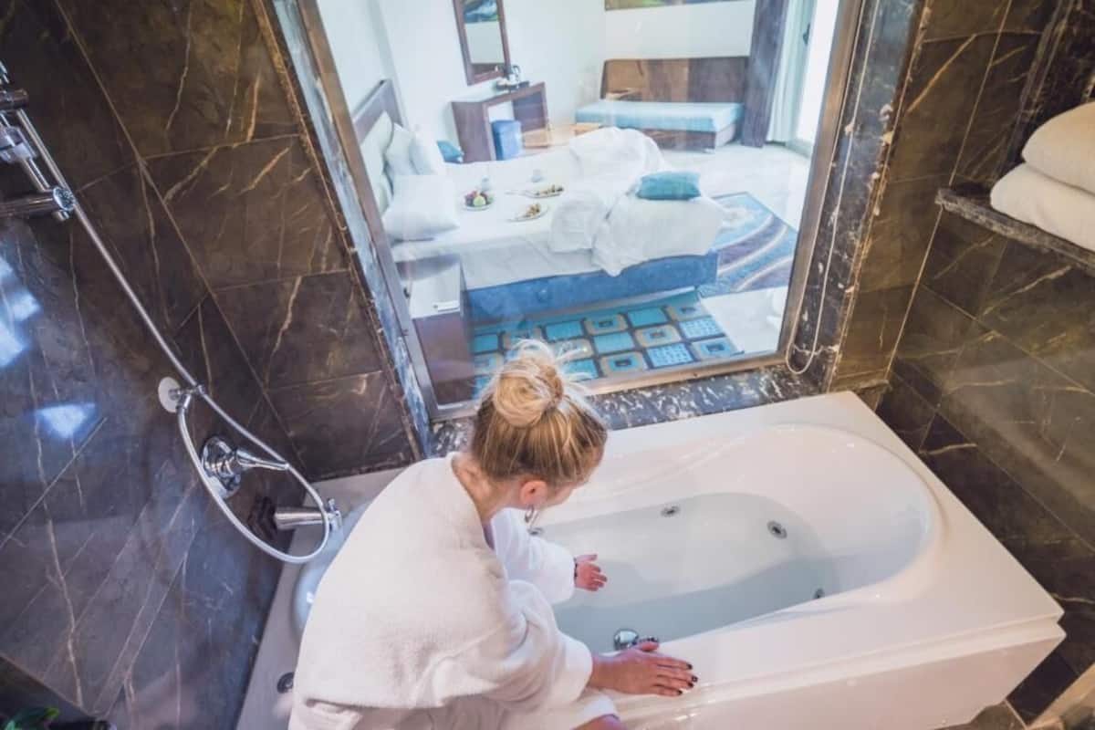 Single Room, Balcony, Courtyard View | Bathroom | Combined shower/tub, free toiletries, towels, soap