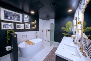 Shower, hair dryer, towels, soap - You've never seen a bnb like this! (Mesa)