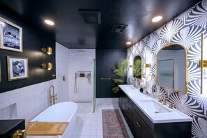 Een douche, een haardroger, handdoeken, zeep