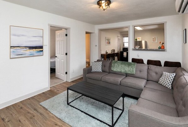 Smart TV - Fun Backyard ~Close to Downtown~Pet Friendly~4BDRM (Des Moines)