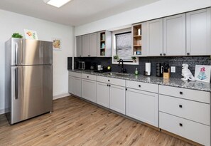 Fridge, microwave, oven, stovetop - Fun Backyard ~Close to Downtown~Pet Friendly~4BDRM (Des Moines)