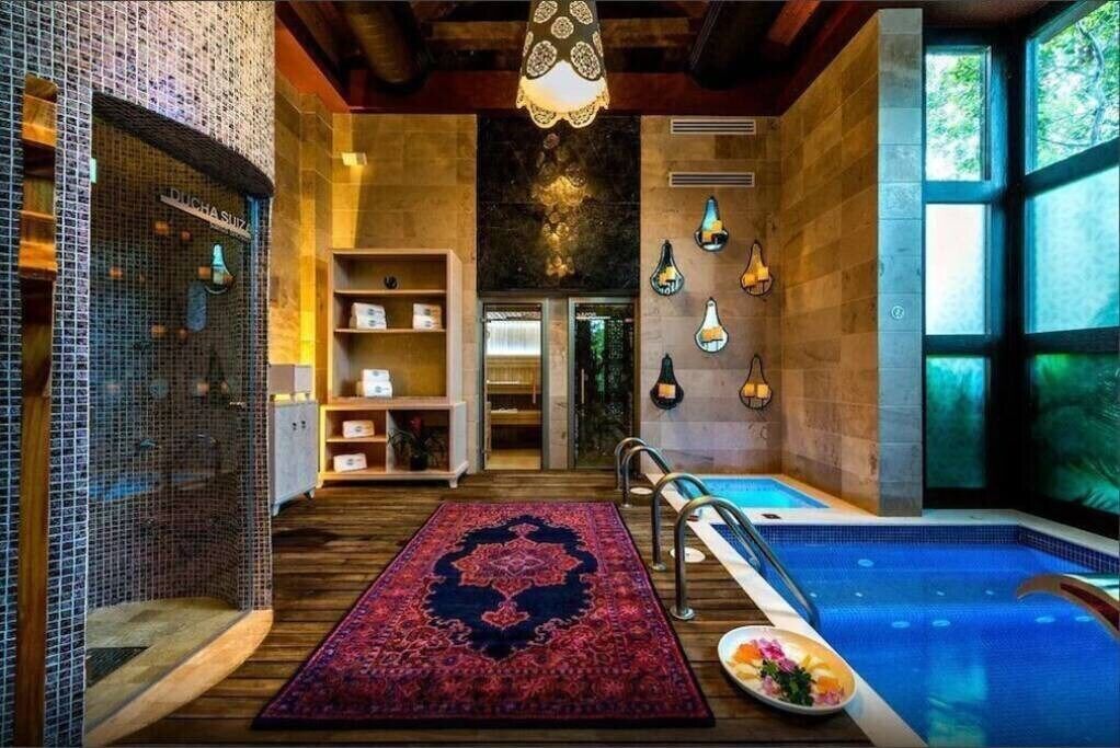Kolam renang indoor