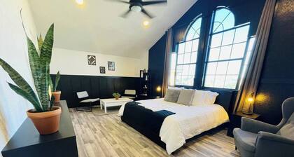 Spacious 4-bedroom house with AC and WiFi in pleasant El Paso