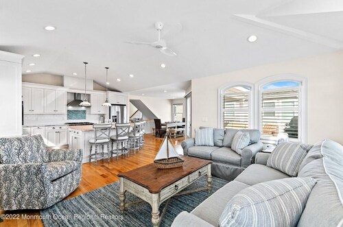 Immaculate Pool/Elevator 5 bedroom, 4 bath home w/outdoor living space/fire pit 