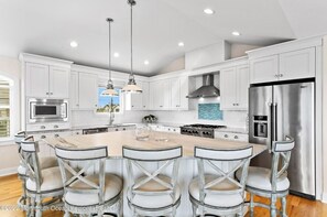 Diskmaskin, kaffe- och tebryggare, barnstol och mixer