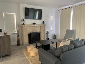 Smart TV, fireplace