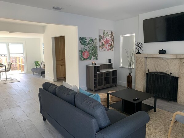 Smart TV, fireplace - Charming 2-Bedroom Home in Prime Miami Location (Miami)