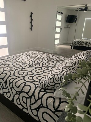 2 bedrooms, iron/ironing board, WiFi, bed sheets - Charming 2-Bedroom Home in Prime Miami Location (Miami)