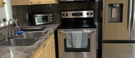 Réfrigérateur, four à micro-ondes, un four, surface de cuisson