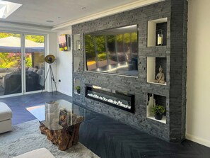 Interior - Stylish 4-Bedroom Luxury Home Featuring Hot Tub & Pool Table (Northwood)