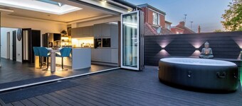 Stylish 4-Bedroom Luxury Home Featuring Hot Tub & Pool Table