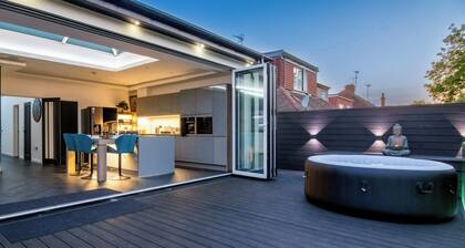 Stylish 4-Bedroom Luxury Home Featuring Hot Tub & Pool Table