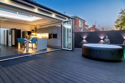 Stylish 4-Bedroom Luxury Home Featuring Hot Tub & Pool Table