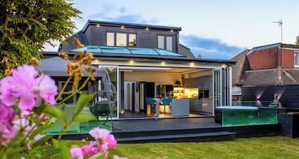 Stylish 4-Bedroom Luxury Home Featuring Hot Tub & Pool Table