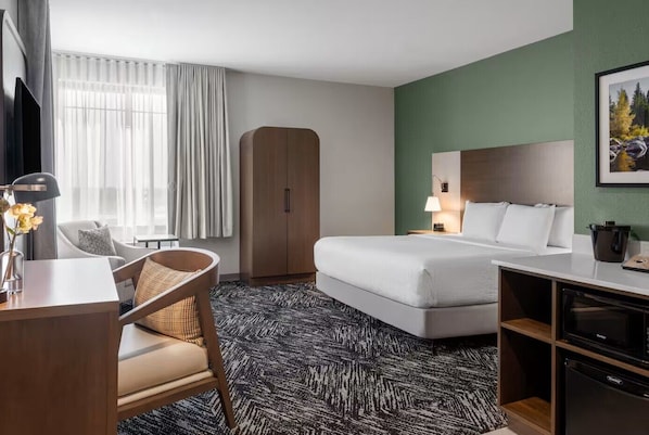 Habitación, 1 cama King size (Bathtub w/ Grab Bars) | Baño | Amenidades de baño gratuitas, secadora de cabello, toallas, jabón 