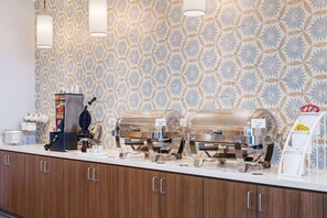 Café da manhã com buffet grátis todos os dias