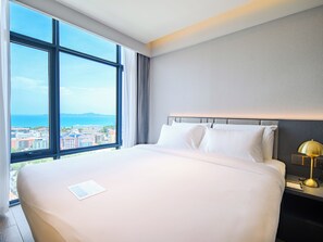 Two-Bedroom Suite with Sea View | Ropa de cama de alta calidad, camas con efecto memoria y minibar 