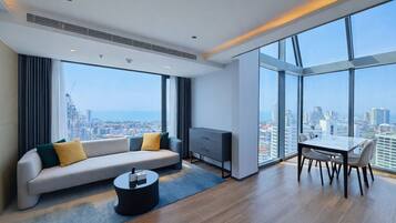 Maisonette, 1 Schlafzimmer (Suite, Mountain Bay) | Wohnbereich | 43-Zoll-Smart-TV mit Kabelempfang