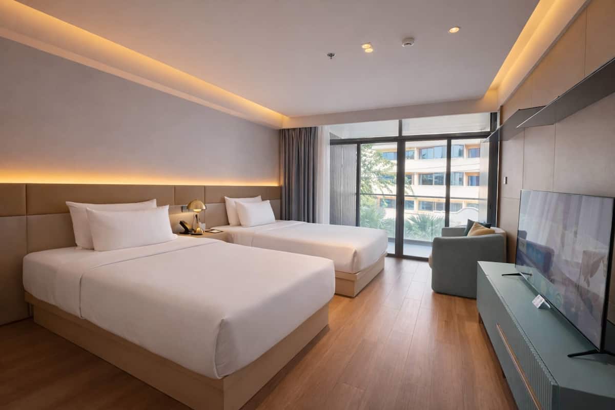 Deluxe Twin Room, 2 Twin Beds (City View) | Premium bedding, memory foam beds, minibar, in-room safe