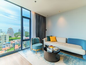 One-Bedroom Premier Suite with Sea View | Ropa de cama de alta calidad, camas con efecto memoria y minibar 