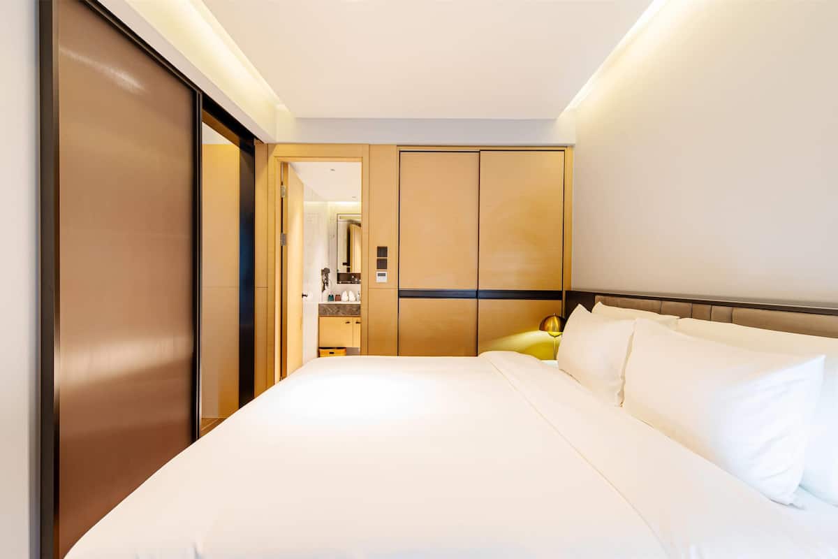 One-Bedroom Suite with City View | Sengetøy av topp kvalitet, minibar, safe på rommet og skrivebord