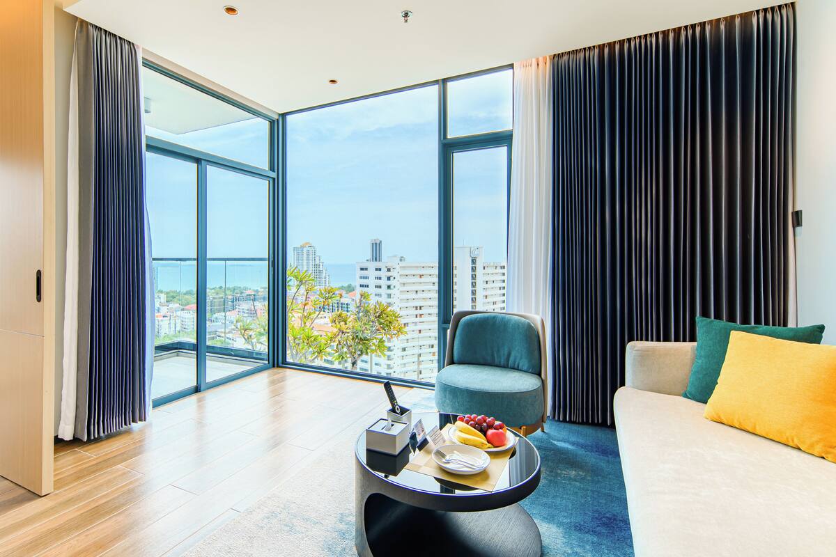 One-Bedroom Premier Suite with Sea View | Sengetøy av topp kvalitet, minibar, safe på rommet og skrivebord