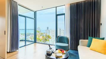 One-Bedroom Premier Suite with Sea View | SÀngtillbehör av högsta kvalitet, memory foam-madrasser och minibar